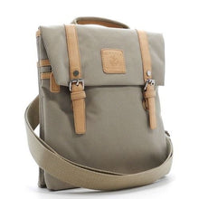 Cargar imagen en el visor de la galería, Bolso bandolera de lona de tamaño grande con forma de I Pad en color caqui y bolsillos en color topo