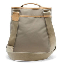 Cargar imagen en el visor de la galería, Bolso bandolera de lona de tamaño grande con forma de I Pad en color caqui y bolsillos en color topo