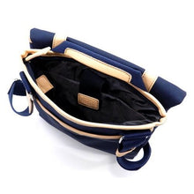 Cargar imagen en el visor de la galería, Bolso bandolera de lona de tamaño grande con forma de I Pad en color caqui y bolsillos en color topo