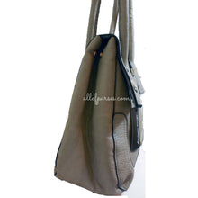 Cargar imagen en el visor de la galería, Bolso tipo cartera con medallón y diseño floral dorado inspirado en el diseñador en color burdeos y rojo