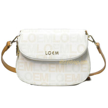 Cargar imagen en el visor de la galería, Bolso bandolera LOEM con estampado de firma en color crema y bolsillos tipo cangurera en color beige