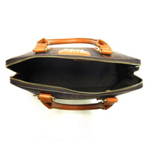 Cargar imagen en el visor de la galería, Cartera de mano con estampado de la firma LOEM en color beige hiedra y forma trapezoidal en forma de L en color blanco