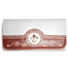 Cargar imagen en el visor de la galería, Cartera tipo chequera en forma de L con tachuelas bordadas en color marrón grisáceo Fleur De Lis inspirada en el diseñador