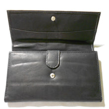 Cargar imagen en el visor de la galería, Cartera de cuero genuino negra de inspiración diseñadora con tres pliegues para tarjetas de crédito, billetes y bolsillos para mujer
