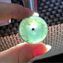 Cargar imagen en el visor de la galería, Colgante de rosquilla de jadeíta verde helada, plata encerada de Birmania de grado A, con cadena