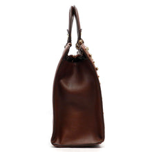 Cargar imagen en el visor de la galería, Bolso de hombro LOEM con diseño de pedrería y diseño de tachuelas en color burdeos y rojo