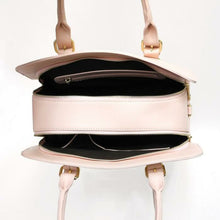 Cargar imagen en el visor de la galería, Bolso de mano con diseño de bolsillos con cremallera y bandolera negra con monograma LOEM