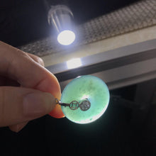 Cargar imagen en el visor de la galería, Colgante de rosquilla de jadeíta verde helada, plata encerada de Birmania de grado A, con cadena