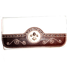 Cargar imagen en el visor de la galería, Cartera tipo chequera en forma de L con tachuelas bordadas en color marrón grisáceo Fleur De Lis inspirada en el diseñador