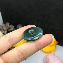 Cargar imagen en el visor de la galería, Colgante de rosquilla de jadeíta verde helada, plata encerada de Birmania de grado A, con cadena