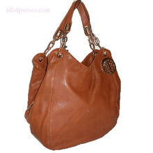 Cargar imagen en el visor de la galería, Bolso bandolera tipo cartera con cadena y medallón dorado Flora, diseño en negro, con relieve Ds
