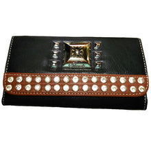 Cargar imagen en el visor de la galería, Talonario de cheques para mujer con bolsillos y tachuelas de metal plateado y negro inspirado en el diseñador Silverake L W
